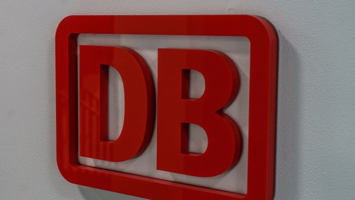 Bahn - Rövershagen: Ein DB-Logo ist im "Deutsche Bahn AG Trainingszentrum" an einer Wand angebracht. Foto: Andreas Arnold/dpa/Archivbild