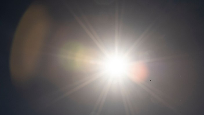 Wetter - Offenbach am Main: Die Sonne scheint am Himmel. Foto: Christophe Gateau/dpa/Symbolbild