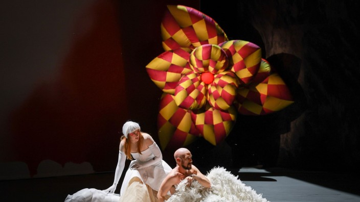 Musik - Hamburg: Layla Claire (l) als Venere und Evan Hughes als Il Mostro bei einer Fotoprobe der Oper "Venere e Adone". Foto: Christian Charisius/dpa