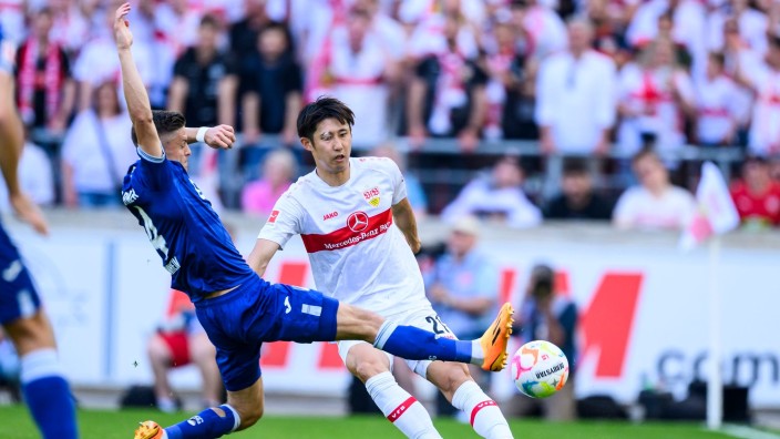 Fußball - Stuttgart: Stuttgarts Hiroki Ito (r) in Aktion gegen Hoffenheims Christoph Baumgartner (l). Foto: Tom Weller/dpa