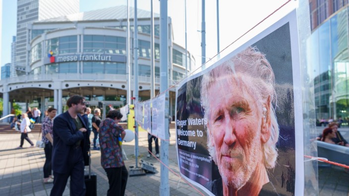 Gesellschaft - Frankfurt am Main: Ein Porträt von Musiker Roger Waters hängt vor der Festhalle. Foto: Andreas Arnold/dpa