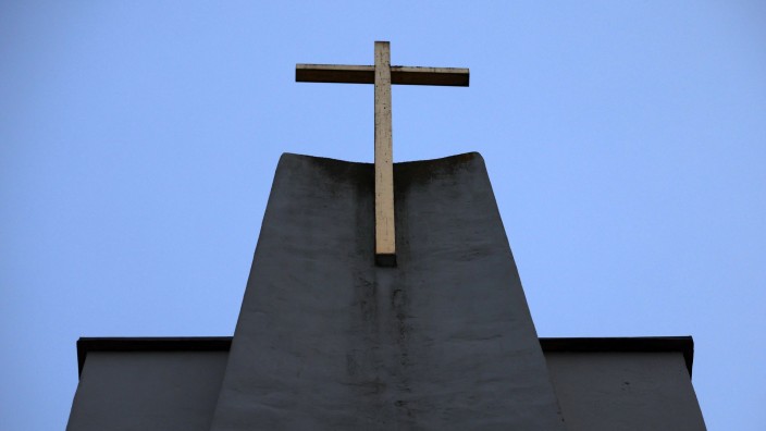 Feiertage - Erfurt: Eine christliche Kirche im Morgengrauen. Foto: Bernd Wüstneck/dpa