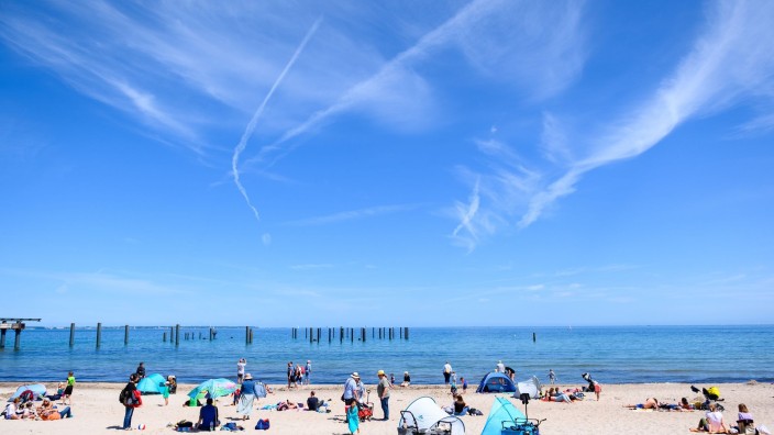 Wetter - Timmendorfer Strand: Zahlreiche Strandbesucher genießen die Sonne an der Ostsee. Foto: Jonas Walzberg/dpa