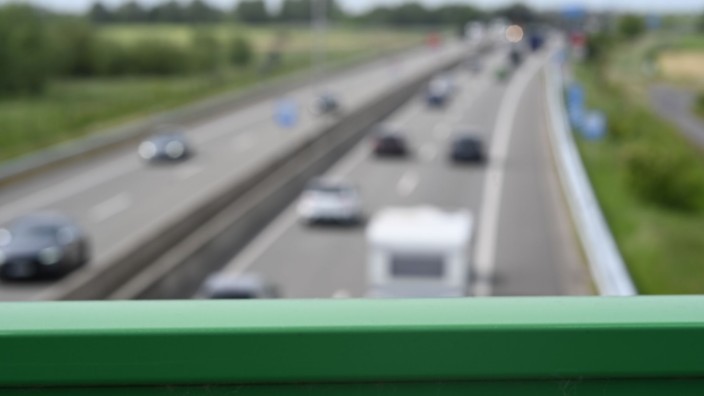 Feiertage - Hannover: Reger Reiseverkehr herrscht auf der Autobahn 31 vorm Emstunnel in Fahrtrichtung Süden. Foto: Lars Penning (klemmer)/dpa