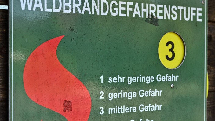 Brände - Potsdam: Ein Schild vom Landesbetrieb Forst Brandenburg mit den Waldbrandgefahrenstufen steht Stufe 3 "mittlere Gefahr". Foto: Patrick Pleul/dpa