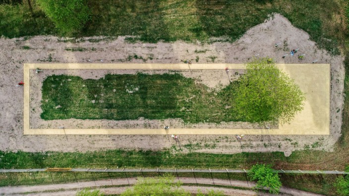 Geschichte - Jamlitz: Das Luftbild einer Drohne zeigt den Gedenkplatz auf dem Gelände des früheren KZ-Außenlagers in Jamlitz. Foto: Patrick Pleul/dpa-Zentralbild/dpa/Archivbild