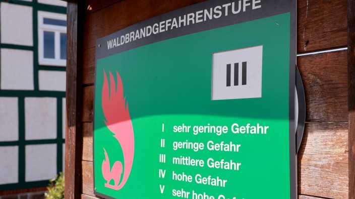 Forstwirtschaft - Erfurt: Die Waldbrandgefahrenstufe 3 ist an einer Warntafel zu sehen. Foto: Peter Gercke/dpa-Zentralbild/dpa