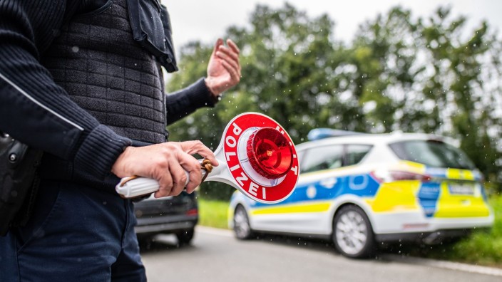Verkehr - Berlin: Eine Polizistin hält eine Winkerkelle in der Hand. Foto: Guido Kirchner/dpa/Symbolbild