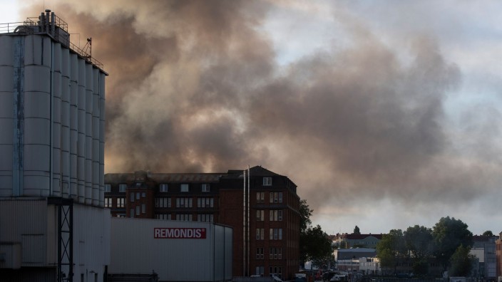 Brände - Berlin: Dunkler Rauch steigt aus einem Betrieb in Neukölln. Foto: Paul Zinken/dpa