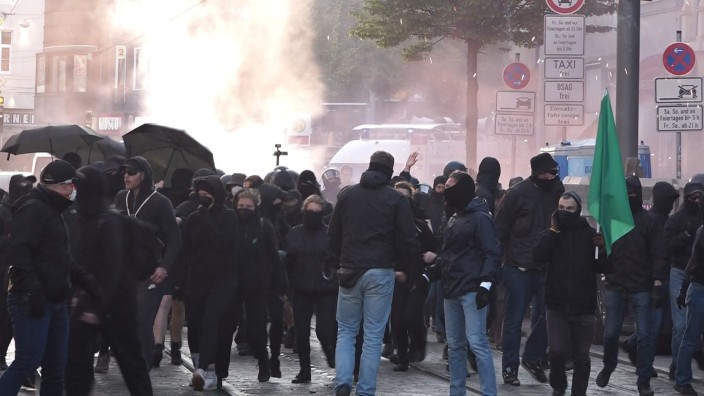 Extremismus - Bremen: Vermummte sammeln sich in der Bremer Innenstadt. Foto: Kai Moorschlatt/NWM/dpa