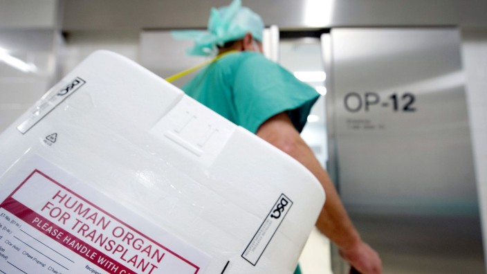 Gesundheit - Hamburg: Ein Styropor-Behälter zum Transport von Organen wird am Eingang eines OP-Saales vorbeigetragen. Foto: Soeren Stache/dpa/Symbolbild
