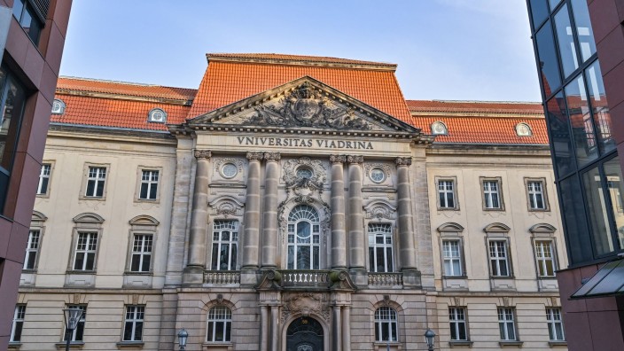 Hochschulen - Potsdam: Blick auf Hauptgebäude der Europa-Universität Viadrina. Foto: Patrick Pleul/dpa