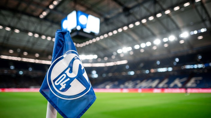 Fußball - Gelsenkirchen: Die Fahne mit dem Logo des FC Schalken 04 hängt am Spielfeldrand. Foto: Fabian Strauch/dpa