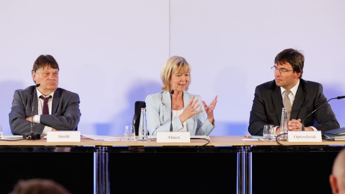Finanzen - Münster: Dietmar Strehl (l-r), Doris Ahnen und Marcus Optendrenk geben eine Pressekonferenz während des zweitägigen Treffens. Foto: Friso Gentsch/dpa