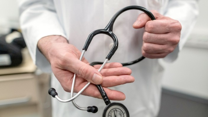 Gesundheit - Wolgast: Ein Arzt hält ein Stethoskop in der Hand. Foto: Patrick Seeger/dpa/Symbolbild