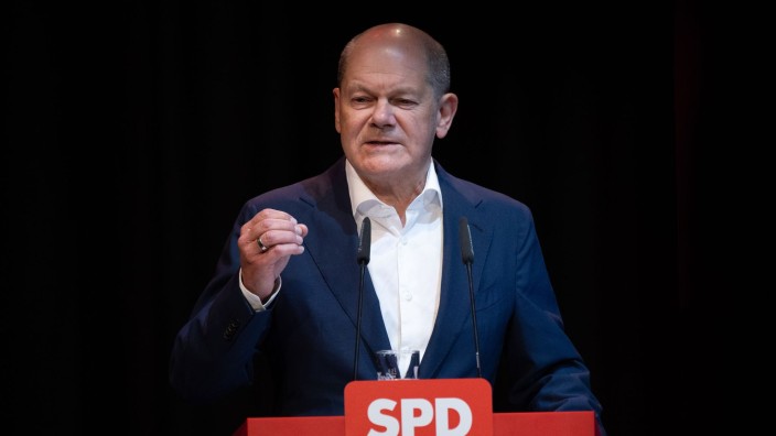 Parteien - Falkensee: Bundeskanzler Olaf Scholz spricht während der Landesvertreterversammlung der SPD. Foto: Monika Skolimowska/dpa