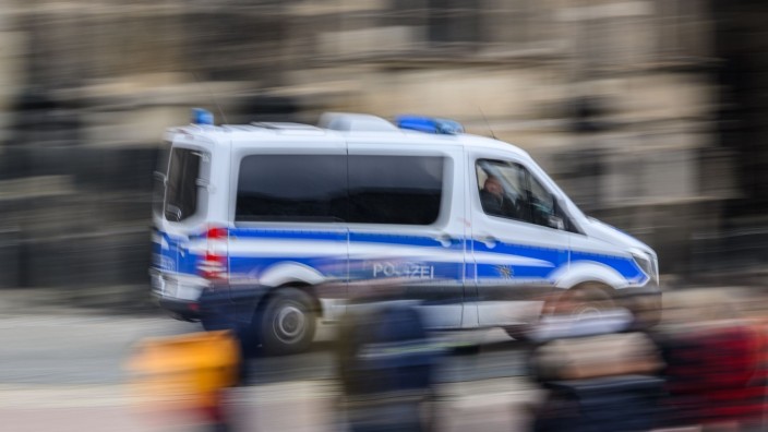 Unfälle - Sohland an der Spree: Ein Einsatzwagen der Polizei fährt durch eine Stadt. Foto: Robert Michael/dpa/Symbolbild