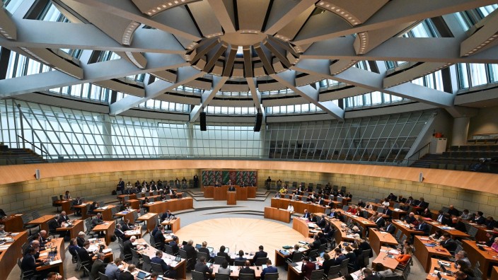 Landtag - Düsseldorf: Abgeordnete nehmen an einer Sitzung des Düsseldorfer Landtags teil. Foto: Federico Gambarini/dpa/Archivbild