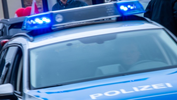 Extremismus - Leinefelde-Worbis: Ein Streifenwagen der Polizei ist mit Blaulicht im Einsatz. Foto: Jens Büttner/dpa/Symbolbild