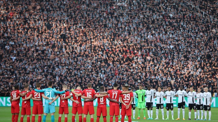 Fußball - Berlin: Beide Teams haben vor dem Spiel Aufstellung für eine Schweigeminute in Gedenken an den verstorbenen Jugendspieler genommen. Foto: Jan Woitas/dpa