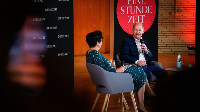 Parteien - Hamburg: Bundeskanzler Olaf Scholz (r) spricht mit Mariam Lau (l), Journalistin bei der Zeit. Foto: Jonas Walzberg/dpa