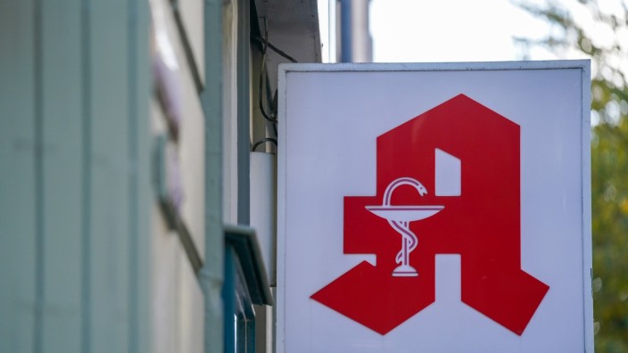 Gesundheit - Berlin: Ein Apotheken-Logo hängt an der Eingangsfassade einer Apotheke. Foto: Marcus Brandt/dpa/Archivbild