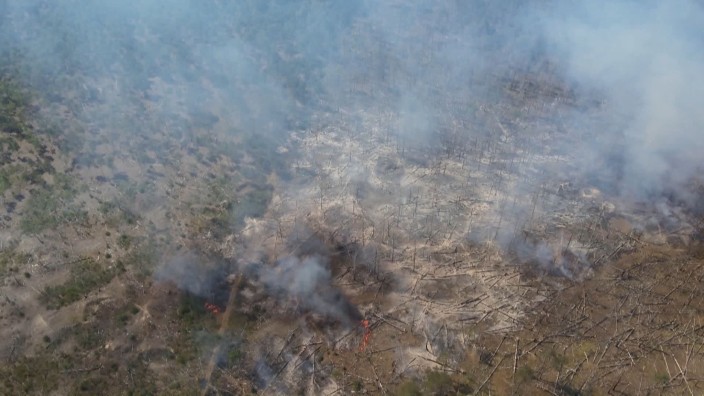 Brände - Jüterbog: Eine Aufnahme einer Drohne zeigt aufsteigenden Rauch bei einem Waldbrand in einem munitionsbelasteten Gebiet bei Jüterbog (Teltow-Fläming). Foto: Landkreis Teltow Fläming/dpa