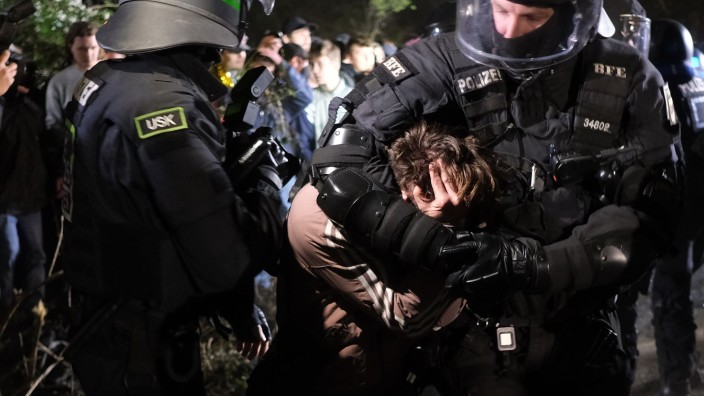 Demonstrationen - Leipzig: Ein Demonstrant wird von der Polizei in Gewahrsam genommen. Foto: Sebastian Willnow/dpa