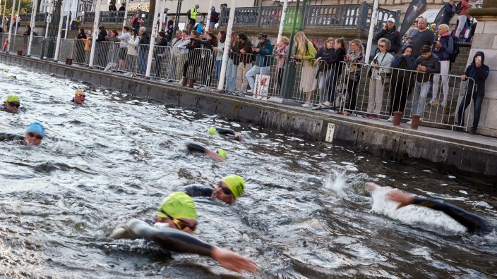 Triathlon - Hamburg: Triathleten sind bei der Disziplin Schwimmen in Aktion. Foto: Georg Wendt/dpa