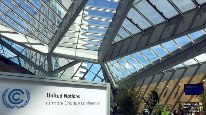 UN - Bonn: Blick in die Veranstaltungshalle der UN-Klimakonferenz im World Conference Center in Bonn. Foto: Christoph Driessen/dpa