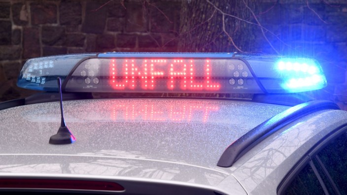 Notfälle - Eisenheim: Die Leuchtschrift "Unfall" auf dem Dach eines Polizeiwagens. Foto: Carsten Rehder/dpa/Symbolbild