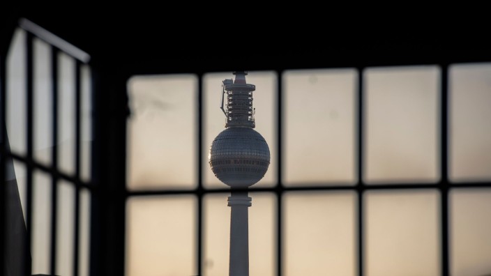 Wetter - Berlin: Die Kugel des Fernsehturms ist in einer Scheibe des Bahnhofs Friedrichstraße zu sehen. Foto: Paul Zinken/dpa