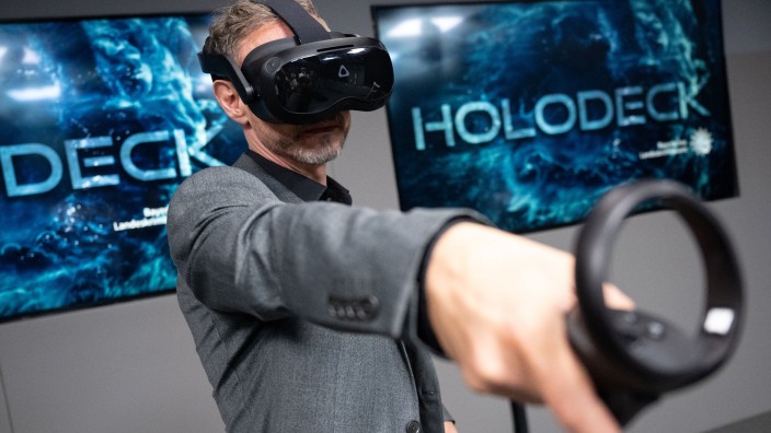 Polizei - München: Ralf Breker, Leiter der forensischen Medientechnik beim LKA, steht mit einer VR-Brille während einer Pressekonferenz im Tatort-Virtual-Reality-Raum (Holodeck). Foto: Sven Hoppe/dpa