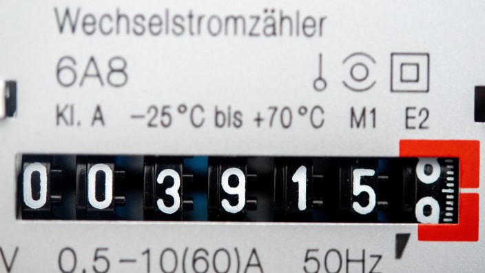 Industrie - Potsdam: Ein Wechselstromzähler zeigt den aktuellen Zählerstand in einem Haushalt an. Foto: Hauke-Christian Dittrich/dpa/Symbolbild