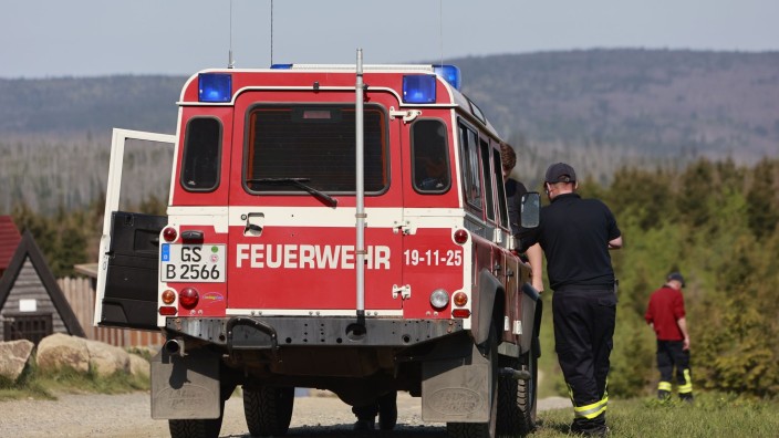 Brände - Wernigerode: Einsatzkräfte der Feuerwehr beobachten vom niedersächsischen Wurmberg aus das Waldbrandgebiet am Brocken. Foto: Matthias Bein/dpa