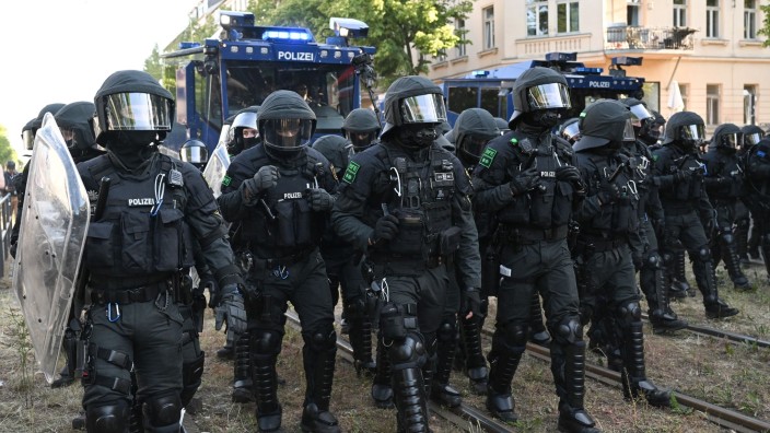Ausschreitungen - Leipzig: Polizei fährt Wasserwerfer zur Räumung einer Straße auf. Foto: Hendrik Schmidt/dpa