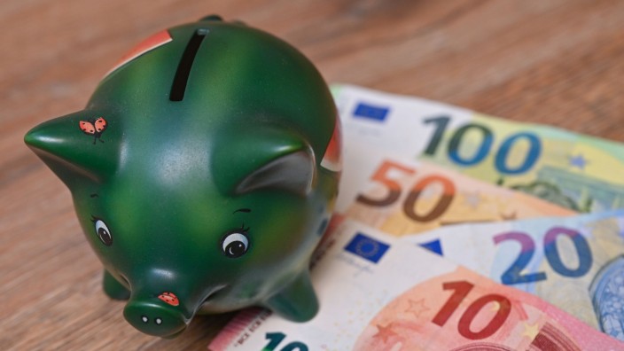 Energie - Halle (Saale): Ein Sparschwein steht auf einem Tisch neben Eurobanknoten. Foto: Patrick Pleul/dpa-Zentralbild/dpa/Illustration