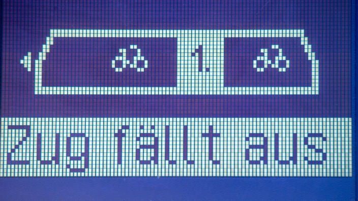 Bahn - Stuttgart: Auf einer Anzeigetafel im Bahnhof Neubrandenburg steht "Zug fällt aus". Foto: Stefan Sauer/dpa/Symbolbild