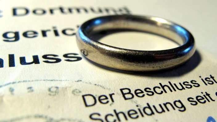 Gesellschaft - Düsseldorf: Ein Ehering liegt auf einem Gerichtsbeschluss über eine Scheidung. Foto: picture alliance / Franz-Peter Tschauner/dpa/Illustration