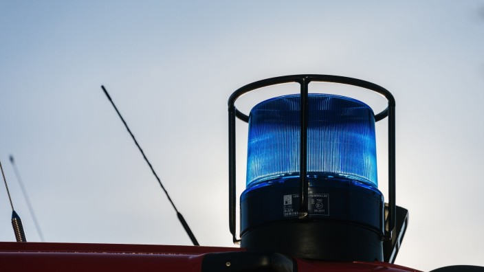 Brände - Berlin: Ein Blaulicht auf dem Dach eines Einsatzfahrzeugs der Feuerwehr. Foto: Philipp von Ditfurth/dpa/Symbolbild