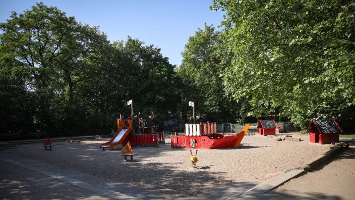 Soziales - Hamburg: Ein Spielplatz in einer Grünanlage am Isebekkanal. Foto: Christian Charisius/dpa
