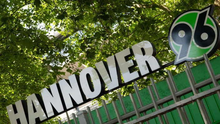 Fußball - Hannover: Ein Logo von Hannover 96 hängt vor der Heinz von Heiden Arena. Foto: Melissa Erichsen/dpa