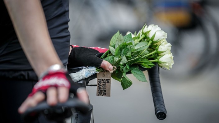Kriminalität - Berlin: Eine Frau mit weißen Rosen nimmt an der  Mahnwache und dem stillen Gedenken teil. Foto: Kay Nietfeld/dpa