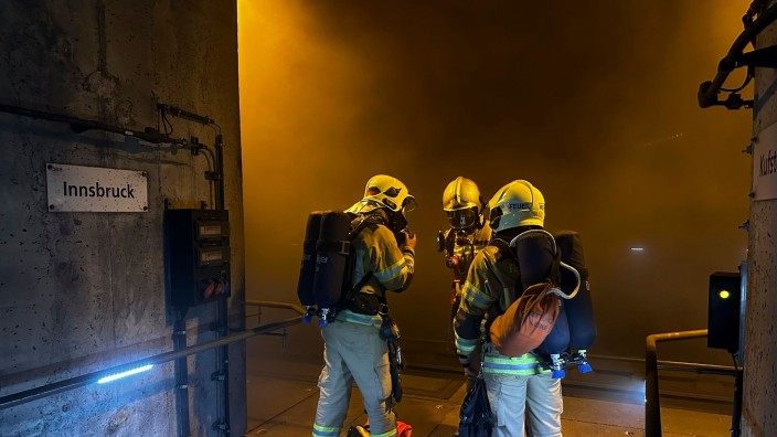 Brände - Fritzens: Feuerwehrleute sind im Terfener Bahntunnel im Einsatz. Foto: Georg Koechler/Zoom.Tirol/AP/dpa