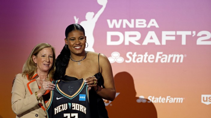 Basketball - New York City: Nyara Sabally (r) steht für ein Foto neben Kommissarin der WNBA Cathy Engelbert. Foto: Adam Hunger/AP/dpa