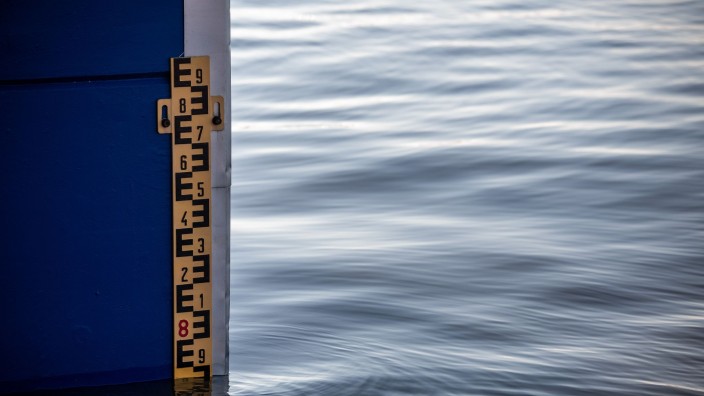 Umwelt - Hamburg: Eine Markierung zeigt den Wasserstand an. Foto: Fabian Strauch/dpa/Symbolbild