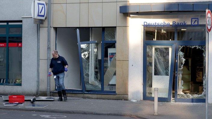 Kriminalität - Neu-Isenburg: Ein Ermittler der Polizei arbeitet am Tatort einer Bankfiliale, nachdem unbekannte Täter einen Geldautomaten gesprengt haben. Foto: Marc Webersinn/5VISION.NEWS/dpa