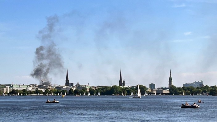 Brände - Hamburg: Eine Rauchwolke ist über der Alster in Hamburg zu sehen. Foto: Britta Pedersen/dpa