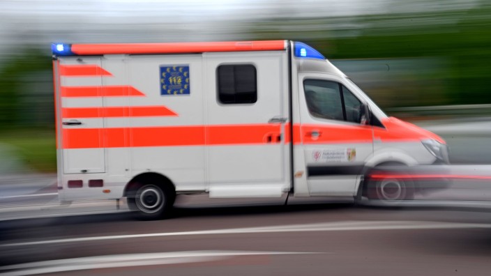 Kriminalität - Berlin: Ein Krankenwagen ist mit Blaulicht auf Einsatzfahrt. Foto: Hendrik Schmidt/dpa-Zentralbild/ZB/Symbolbild