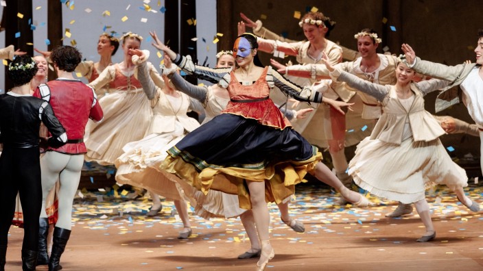 Tanz - Hamburg: Ensemblemitglieder tanzen bei der Fotoprobe von "Romeo und Julia". Foto: Markus Scholz/dpa